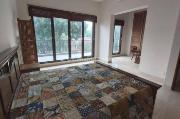 Rumah 2 Lantai Bagus Semi Furnished di Kemang, Jakarta Selatan