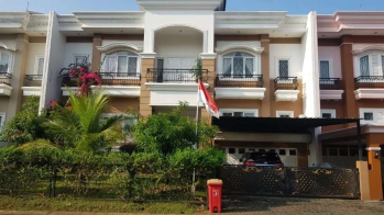 Disewakan rumah di Boulevard mewah di Raffles hills Cibubur