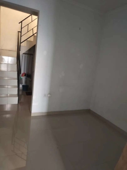 Dikontrakan rumah petak 1-1/2 lantai, khusus pasutri pertahun 15 juta