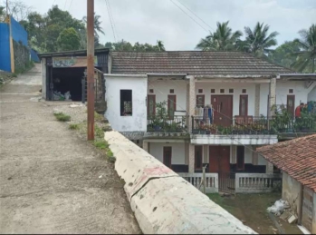 Rumah 2 lantai ada kebun nya masuk mobil cigombong