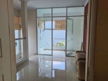 DiSewakan rumah Tahunan di Jagakarsa terdapat kolam Renang pribadi