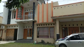 Kos Muslim Syariah Harum ada Parkir mobil