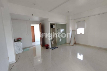 Puncak Dharmahusada 2BR Dibuat Studio Besar Murah