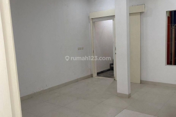 Rumah 2 lantai siap huni, kamar 4+1 di cluster Zebrina, Jakarta Garden City