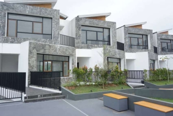 Rumah Mewah 3 lantai Cocok Untuk Pengusaha Online yang Stok Barang