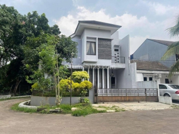 Dijual Rumah 2 Lantai SHM Furnished hadap Timur di Graha Bintaro