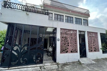 Rumah Mewah 3 lantai deresan dekat Kampus UGM