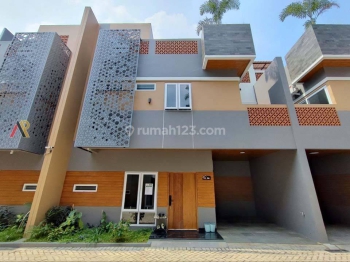 Rumah Jagakarsa 3 Lantai Full Furniture Rooftop + Jacuzzi