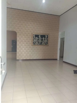 Disewakan rumah besar luas untuk kantor/ kos luas, pusat kota