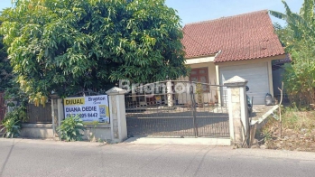 RUMAH STRATEGIS DIPINGGIR JALAN RAYA DGN HALAMAN Depan dan Belakang YG LUAS