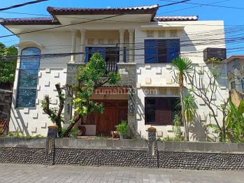 RUMAH 2 LANTAI NUANSA VINTAGE DEKAT SUNSET ROAD