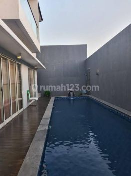 Rumah Cantik Graha Natura Surabaya, Modern Minimalis.