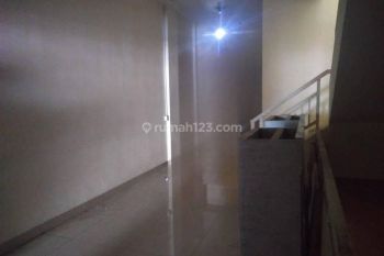 Ruko 3 Lantai Dekat Pasar Laris di Taman Surya 5