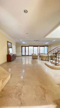 Rumah Sewa di Pondok Indah Dekat Sekolah Internasional Jalan Lebar Ada Kolam