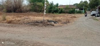 TANAH HOOK DEPAN SUNGAI