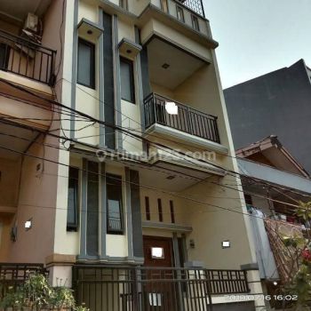 RUMAH DI PADEMANGAN 65,8m2 BAGUS,3 LANTAI,LOKASI STRATEGIS,RAPI..