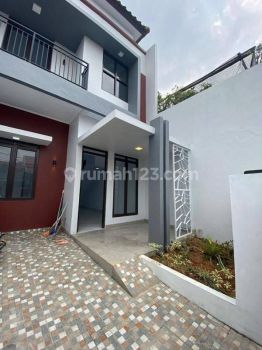 Rumah di Golden city raya 2 Lantai SHM Baru strategis 10 menit dari stasiun bks