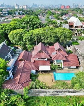 DIJUAL RUMAH MEWAH SIAP HUNI DI PONDOK INDAH TERAWAT & SIAP HUNI HALAMAN LUAS m2