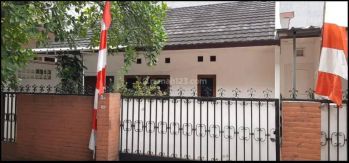 Rumah 2 lt di Bendungan hilir lt 185 m2 lb 120m2 ada 3+1 kt 2 km dapur, cocok