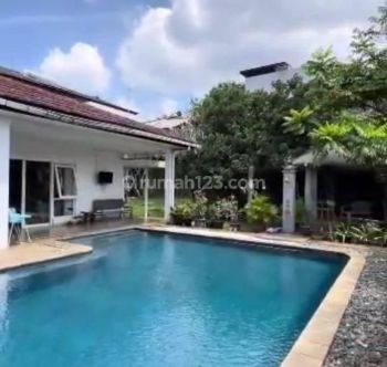 Rumah Asri di lingkungan premium. dengan Pool, halaman luas di Kemang, Jakarta