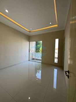 Rumah 2 lantai baru gress sby timur