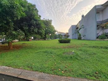 Kavling Hoek Hadap Taman di Kota Wisata