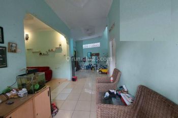 Rumah Terawat Minim Renovasi Lokasi Strategis di Cicukang Indah