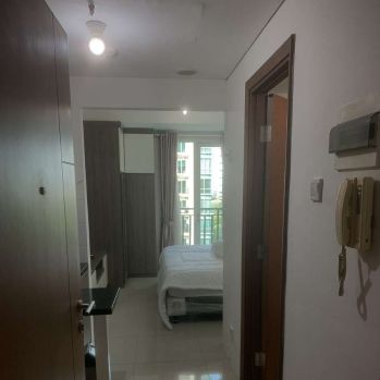 Cozy Furnish Studio Apartment at Woodland Park Residence Pool View