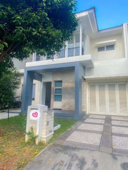 Disewakan rumah 2 lantai ada garasi semi furnished Mahoni - Suvarna Pa