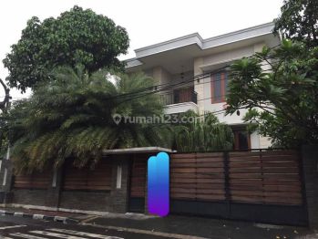 Dijual Rumah mewah 2 lantai ada kolam renang di kawasan Menteng, Jakarta Pusat.