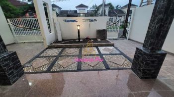 Dijual Rumah hook baru renovasi siap huni posisi depan taman