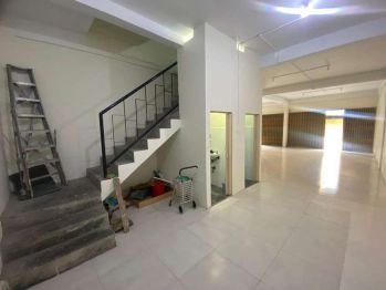 DISEWAKAN RUKO PENUIN 3 LANTAI FULL RENOVASI SIAP PAKAI STRATEGIS