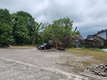 Pekarangan selatan UII candi pandanaran
