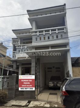 Rumah 2 Lantai Dengan 5 Kamar Tidur di Bandung bu