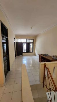 Disewakan Rumah Strategis 3 Lantai