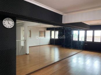 Dijual Rumah 3lantai Modern Dengan Ruang Gym di Setra Duta Cemara