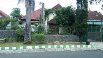 rumah kolonial belanda terawat dan strategis di kota malang.