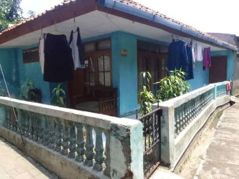 Rumah ciganitri tengah kawasan ramai padat penduduk