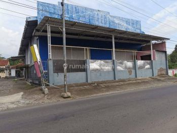 Gudang Luas di Pinggir Jalan Daerah Mayang