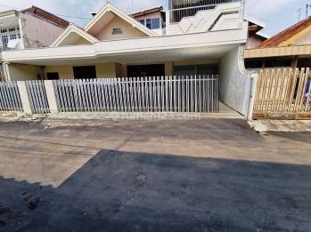 RUMAH 3 LANTAI BISA UNTUK TEMPAT TINGGAL ATAU KANTOR DI JL KENANGA KOTA MALANG