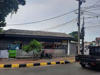 Rumah strategis pinggir jalan, cocok untuk usaha.. harga nego tipis