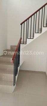 Rumah mewah hook 2 lantai perum Semolowaru deket jalan raya bisa buat usaha