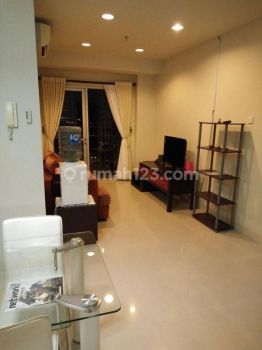 Sewa Apartemen Cosmo Mansion 2 Bedroom Lantai Sedang View Pool City
