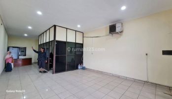 Ruko di Jalan Raya Pondok Cabe Tangerang Selatan