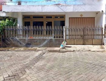 Rumah Gembong (depan Pasar Kapasan), Strategis, Siap Huni