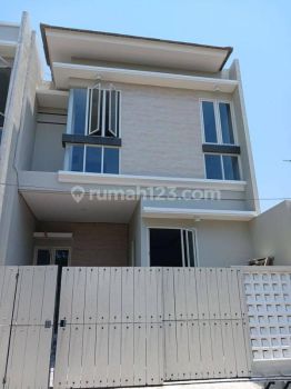 Rumah di Rungkut mapan 2 Lantai SHM Baru Barat Daya