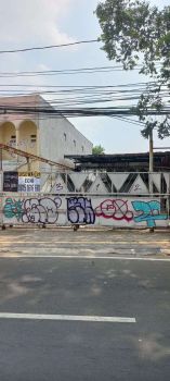 TANAH ADA BANGUNAN USAHA BAJA DISEWAKAN LOKASI STRATEGIS.