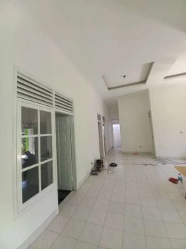 DIKONTRAKAN RUMAH BAGUS SIAP HUNI TANAH LUAS AKSES MBL CONDET JAKTIM
