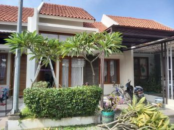 Rumah mungil dan asri. Kabel lustrik di dalam tanah. Dekat ke museum