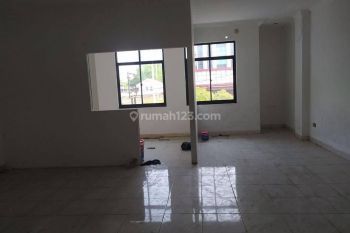 Ruko lebar 6m empat lantai di jl Lapangan Bola yang ramai